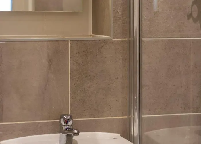 Stylish Modern 브리스틀